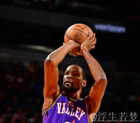 杜兰特中距离精准出手 压哨跳投命中